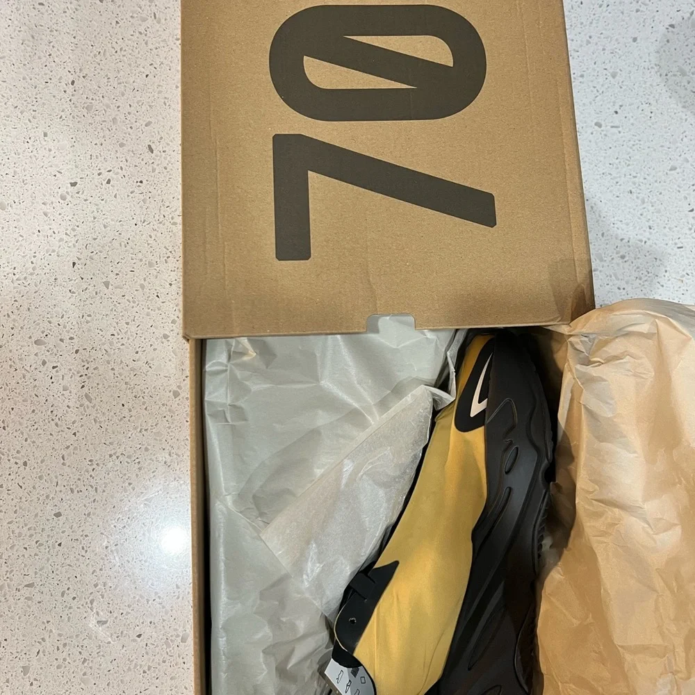 BRAND NEW Yeezy Boost 700 MVN - Picture 4 of 6